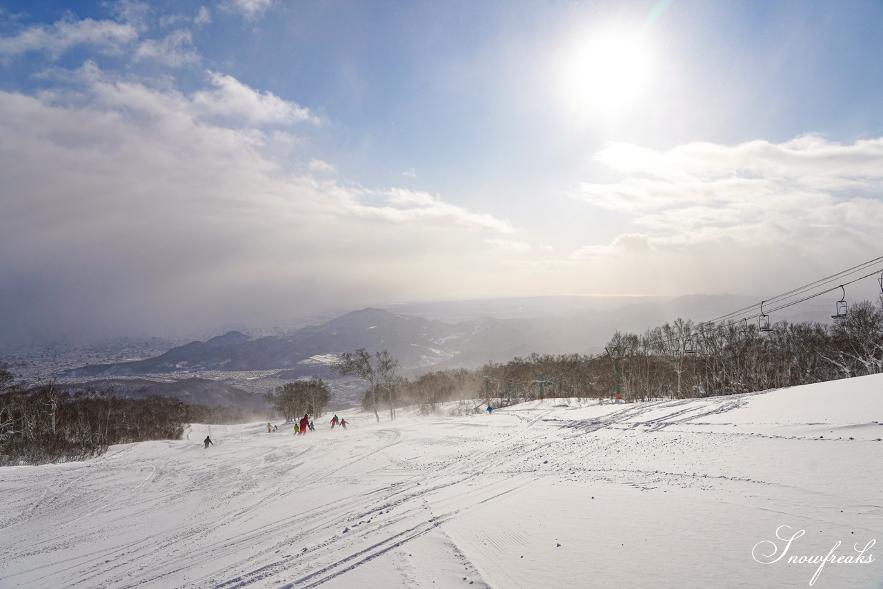 サッポロテイネ　これが北海道の冬。気温-11℃、澄んだ青空の下、パウダースノーが舞う天空のゲレンデ！